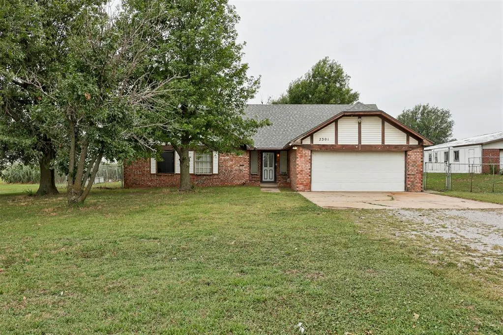Photo 2 — 2301 S Manor Road, Yukon, OK 73099