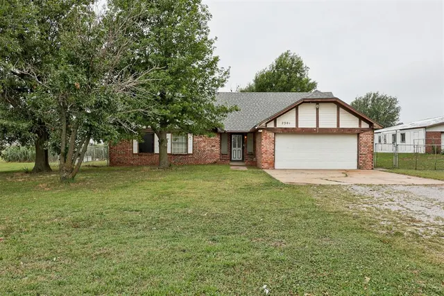 Photo 2 — 2301 S Manor Road, Yukon, OK 73099