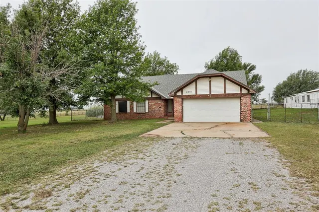 Photo 3 — 2301 S Manor Road, Yukon, OK 73099