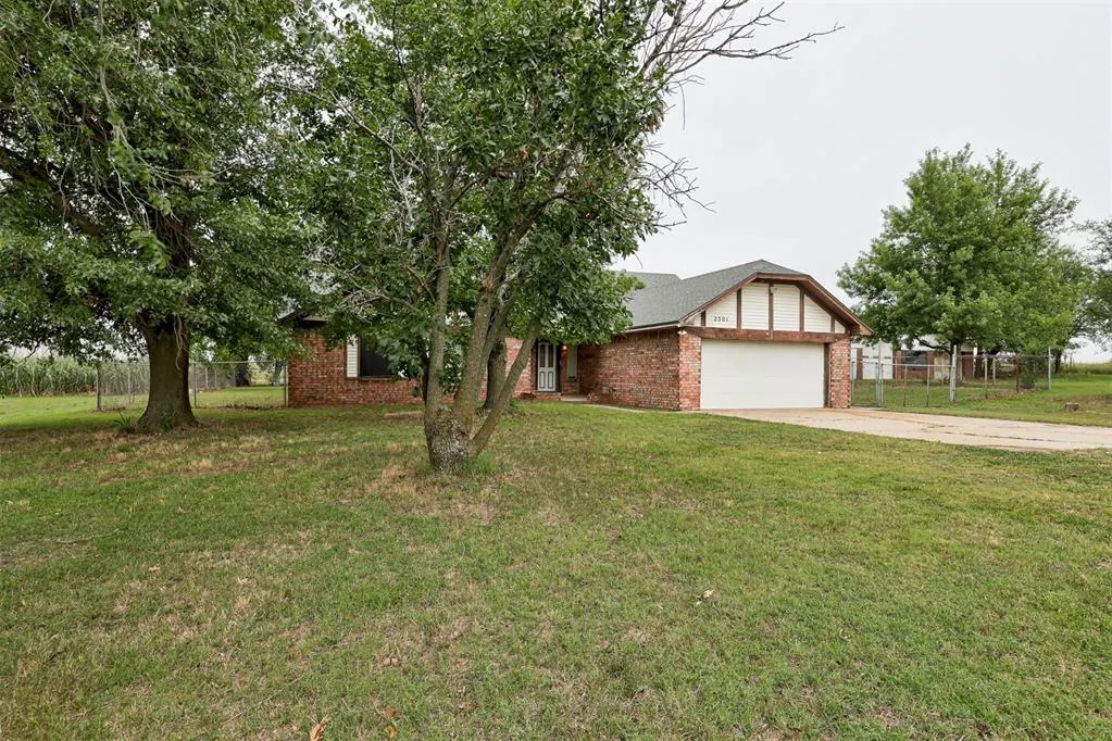 Photo 4 — 2301 S Manor Road, Yukon, OK 73099