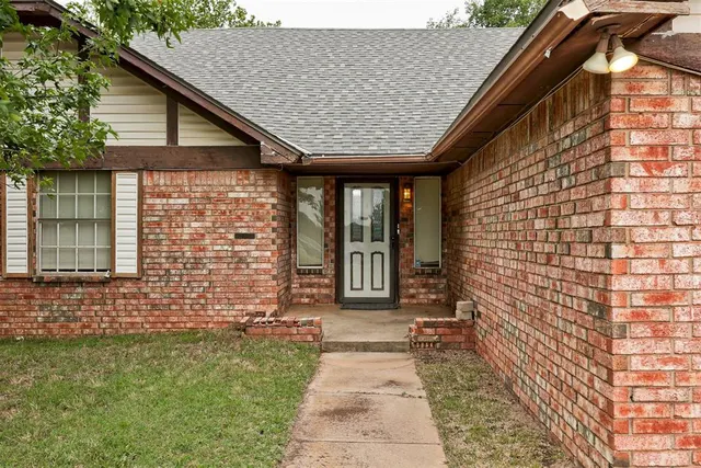 Photo 5 — 2301 S Manor Road, Yukon, OK 73099