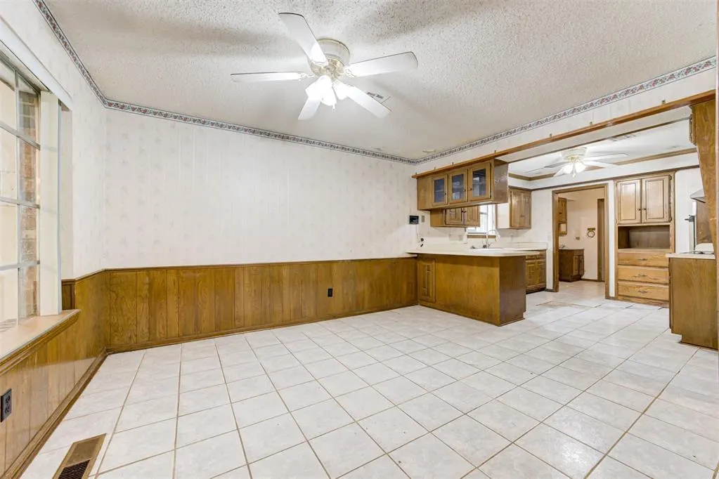 Photo 11 — 2301 S Manor Road, Yukon, OK 73099