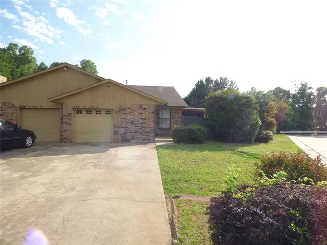 Photo 3 — 1008 Tall Oaks Drive, Midwest City, OK 73110