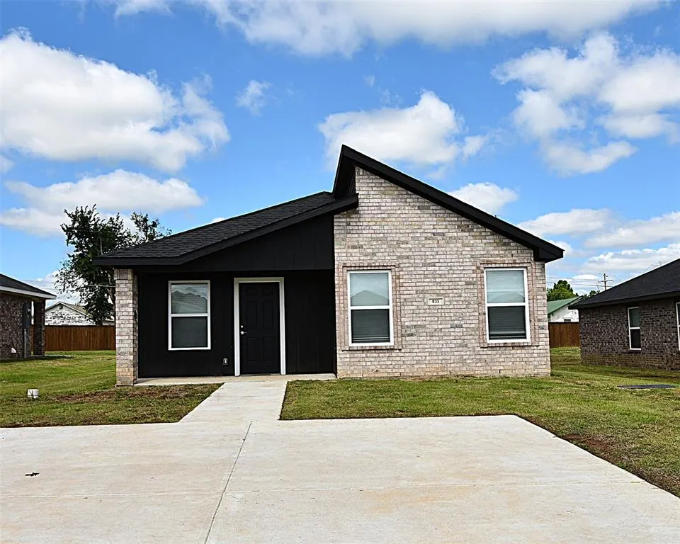 Photo 2 — 833 Elm Street, Seminole, OK 74868