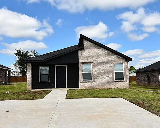 Photo 2 — 833 Elm Street, Seminole, OK 74868