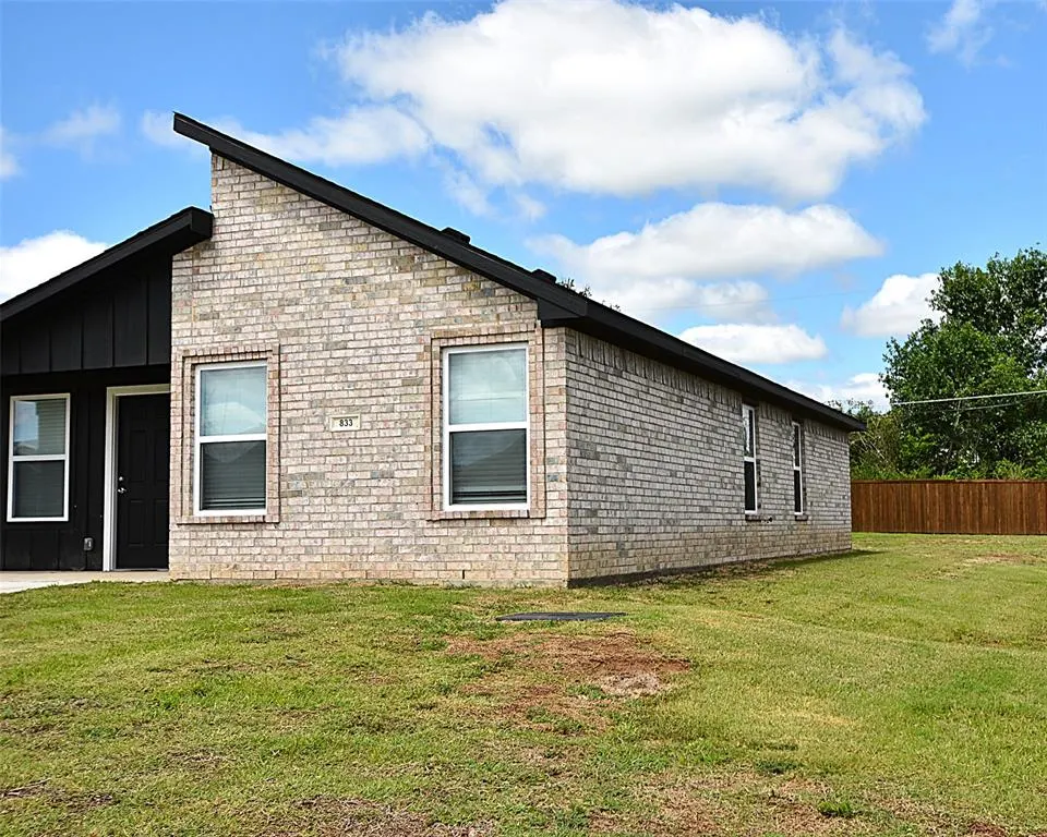Photo 3 — 833 Elm Street, Seminole, OK 74868