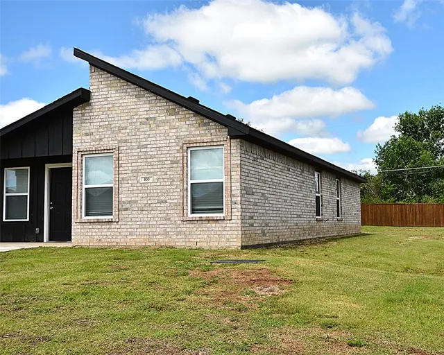 Photo 3 — 833 Elm Street, Seminole, OK 74868
