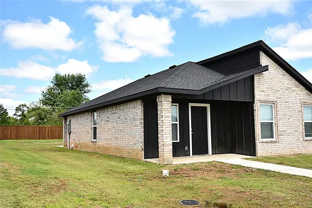 Photo 4 — 833 Elm Street, Seminole, OK 74868
