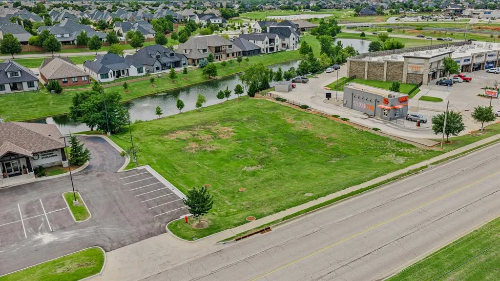 Photo 2 — 16319 N May Avenue, Edmond, OK 73013