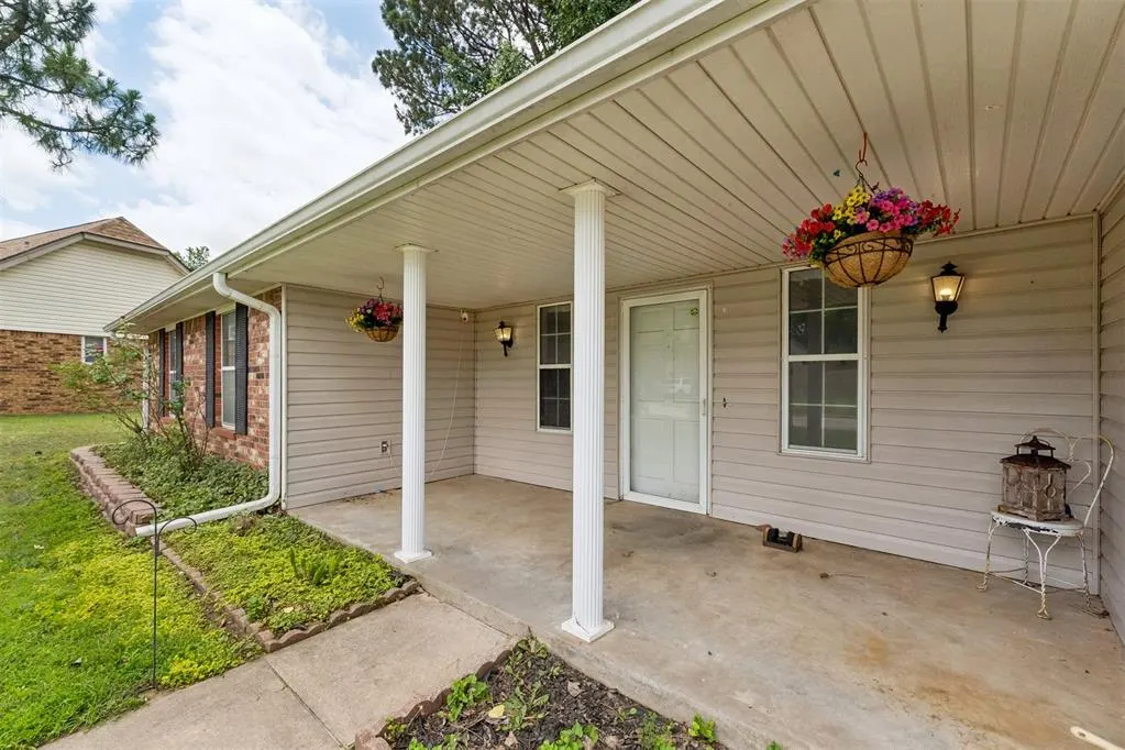 Photo 2 — 1008 W Washington Circle, Tecumseh, OK 74873