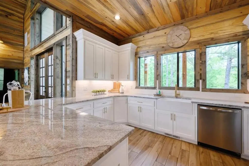 Photo 11 — 1156 N Lukfata Trail Road, Broken Bow, OK 74728