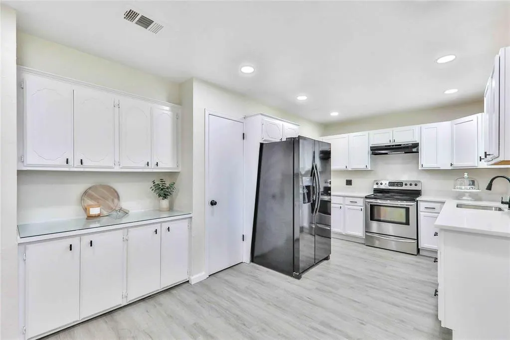 Photo 3 — 512 Morgan Drive, Moore, OK 73160