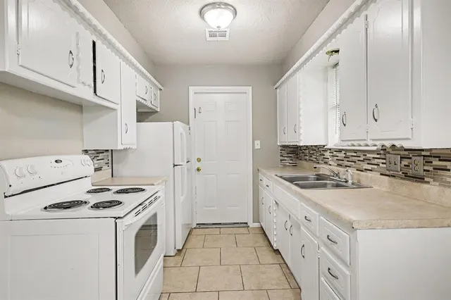 Photo 7 — 308 Arnold Avenue, Moore, OK 73160