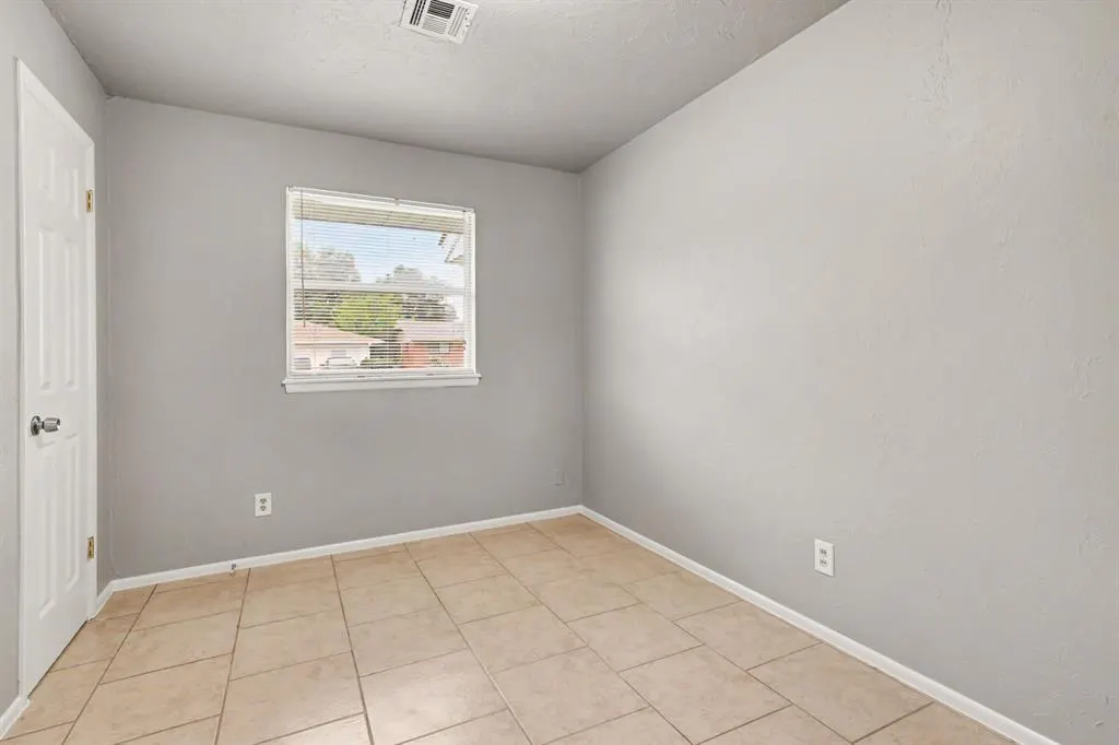 Photo 13 — 308 Arnold Avenue, Moore, OK 73160