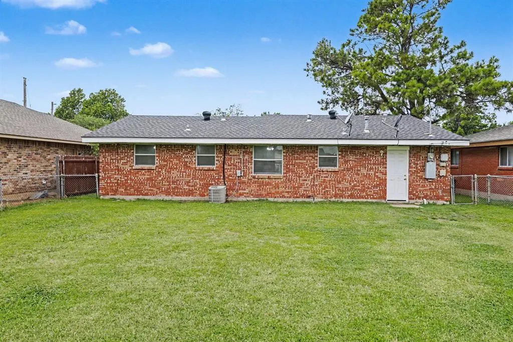 Photo 16 — 308 Arnold Avenue, Moore, OK 73160
