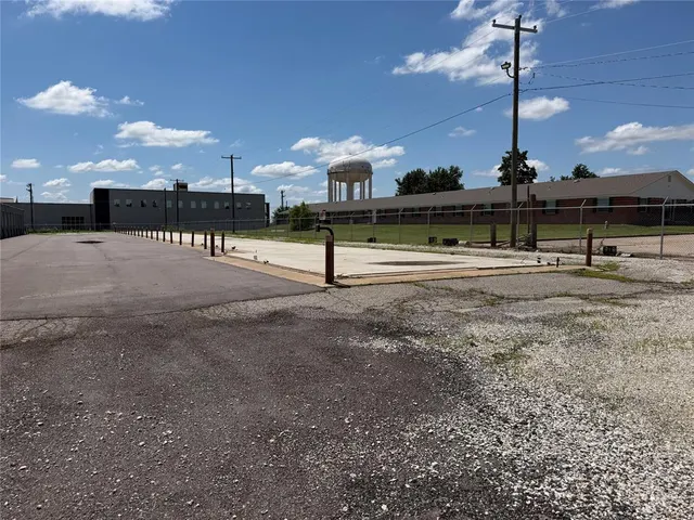 Photo 2 — 1900 N Kickapoo Avenue, Shawnee, OK 74804