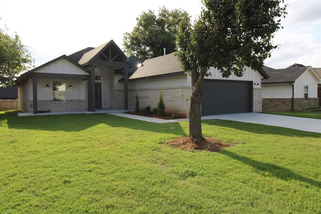 Photo 2 — 8421 Stonewood Drive, Oklahoma City, OK 73135