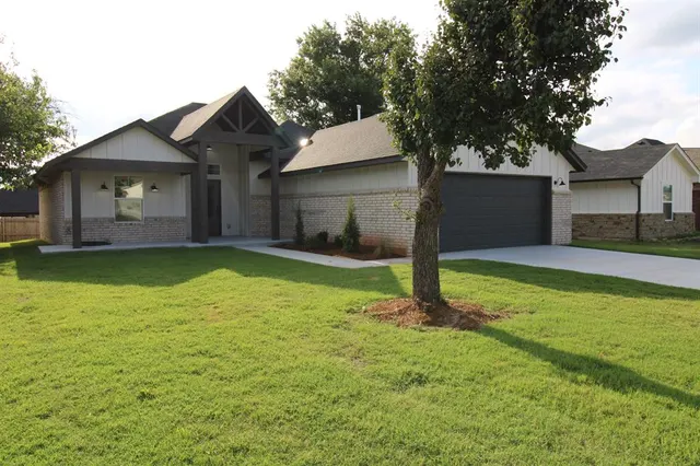 Photo 2 — 8421 Stonewood Drive, Oklahoma City, OK 73135