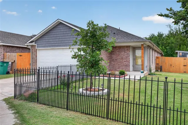 Photo 2 — 1320 Willowood Circle, Yukon, OK 73099