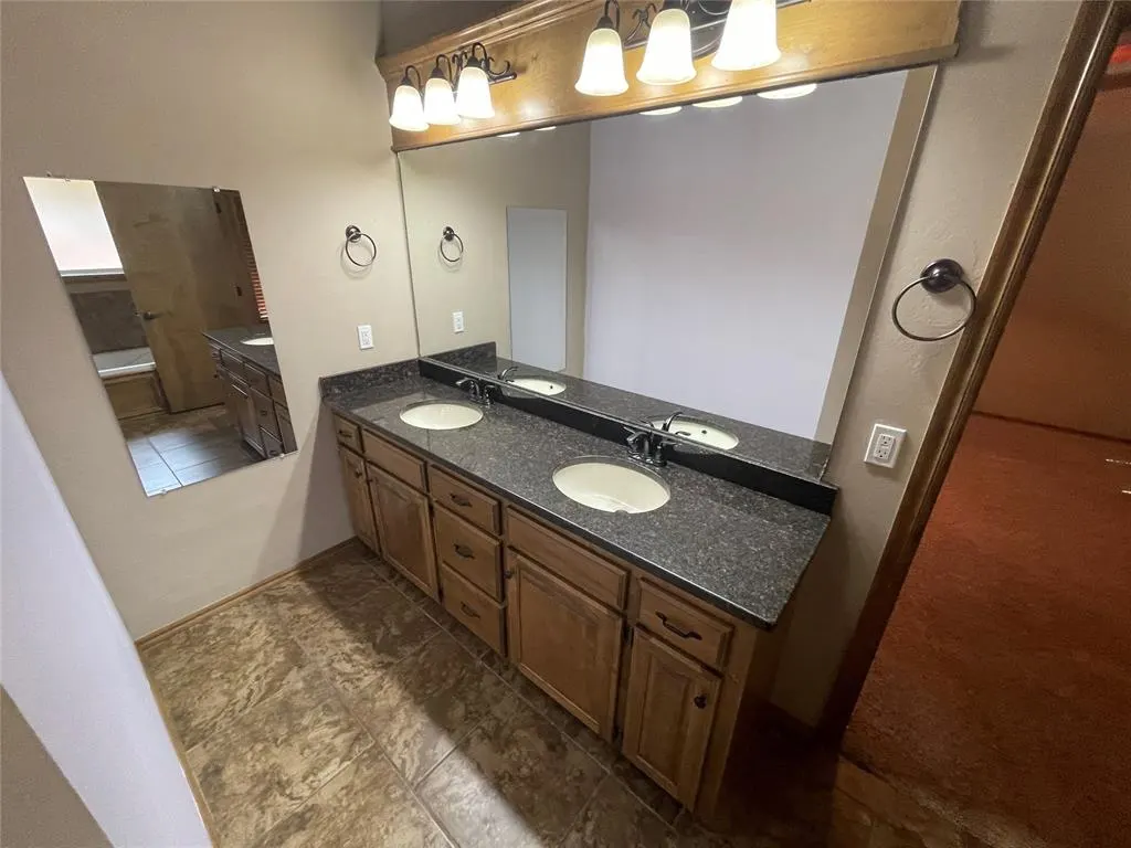 Photo 11 — 11913 SW 17th Street, Yukon, OK 73099