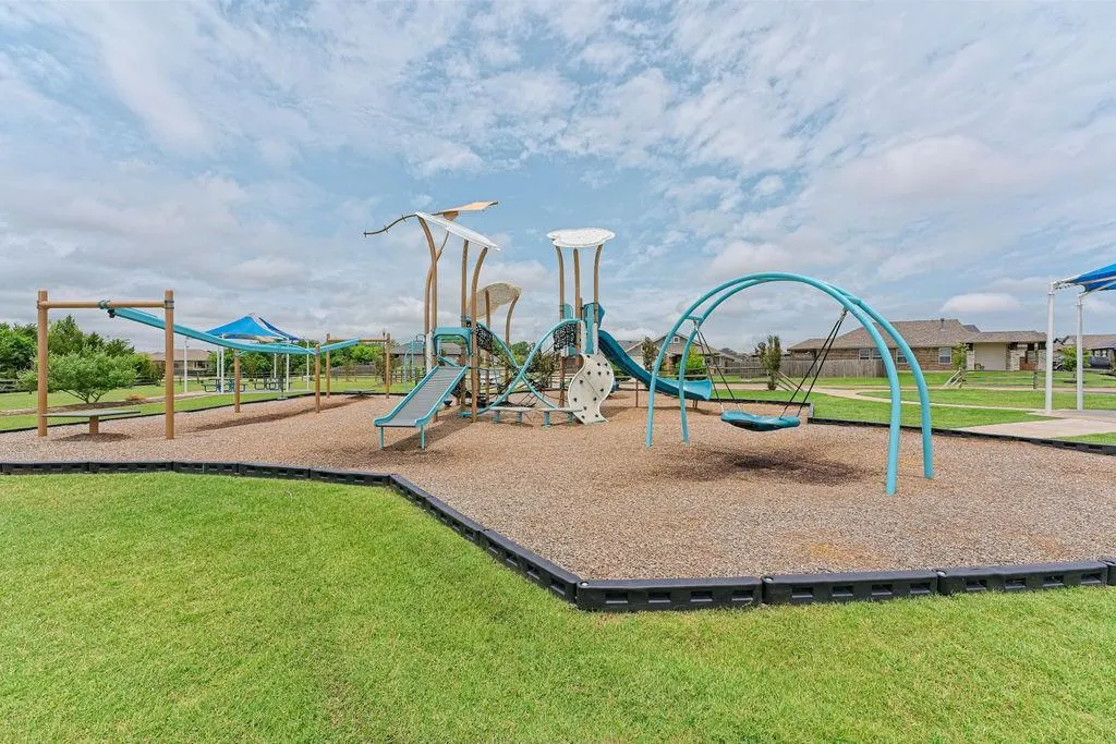 Photo 4 — 408 Irish Ln, Yukon, OK 73099