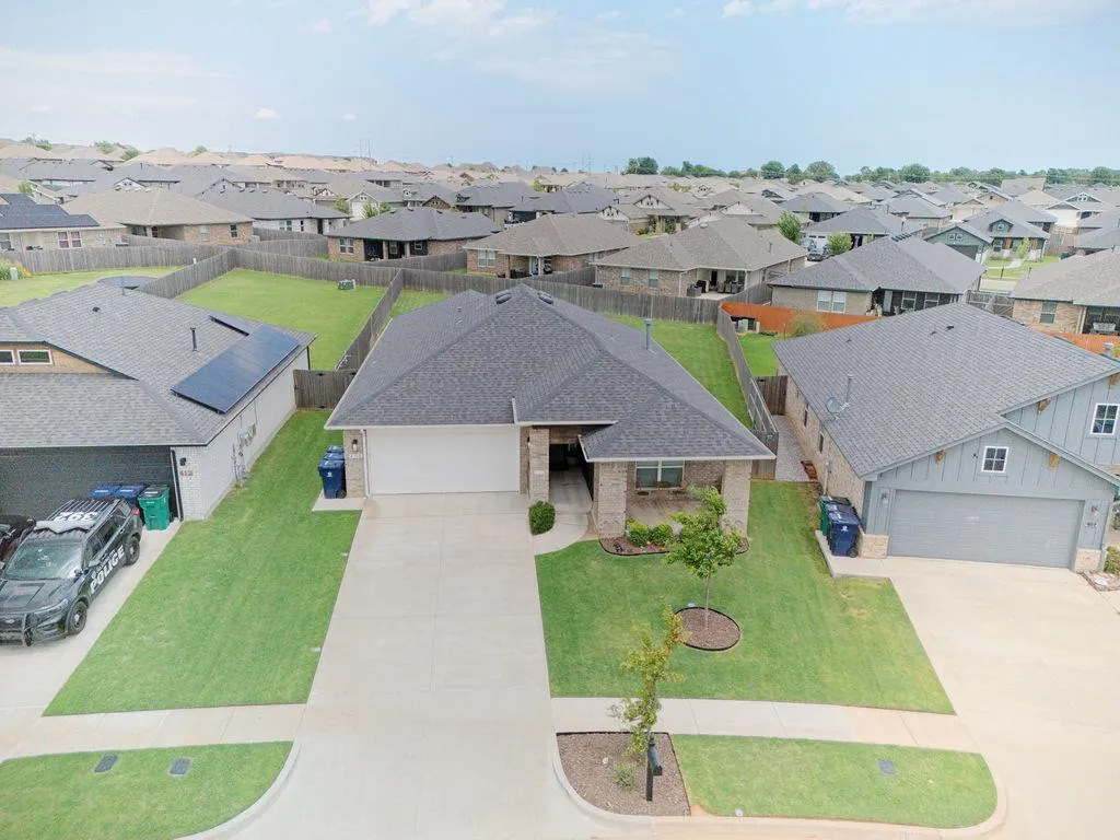 Photo 5 — 408 Irish Ln, Yukon, OK 73099