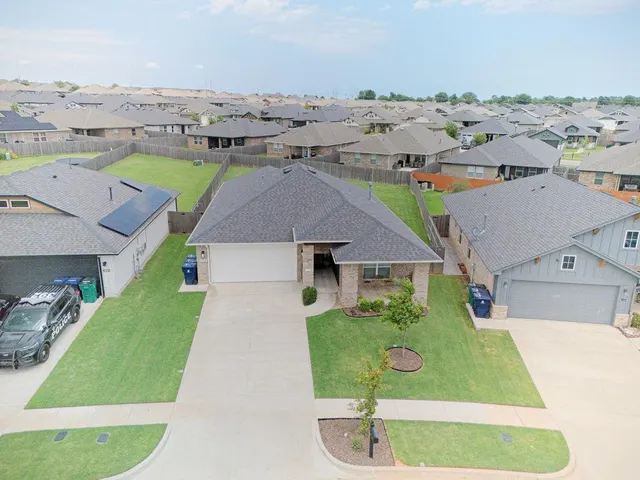 Photo 5 — 408 Irish Ln, Yukon, OK 73099