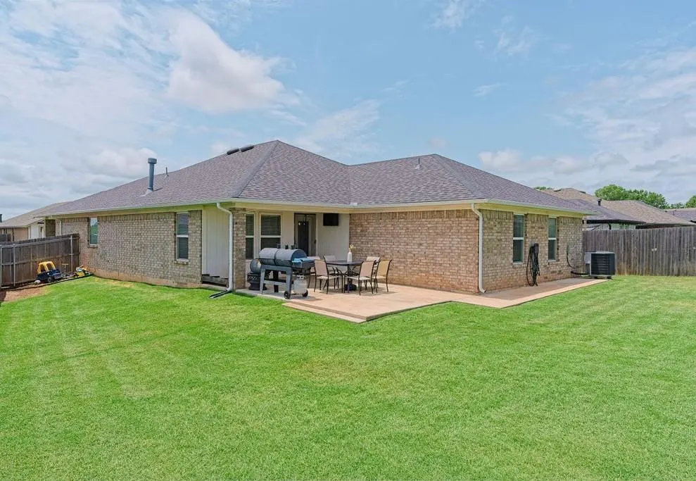 Photo 6 — 408 Irish Ln, Yukon, OK 73099