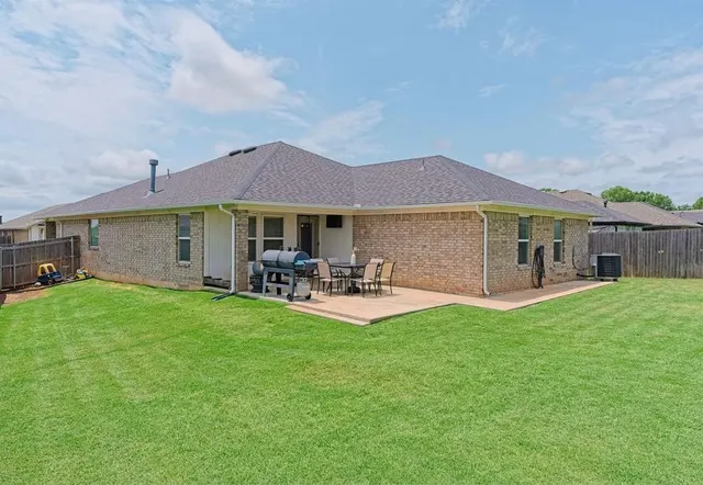 Photo 6 — 408 Irish Ln, Yukon, OK 73099