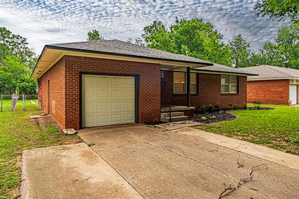 Photo 2 — 1215 Caddell Lane, Norman, OK 73069