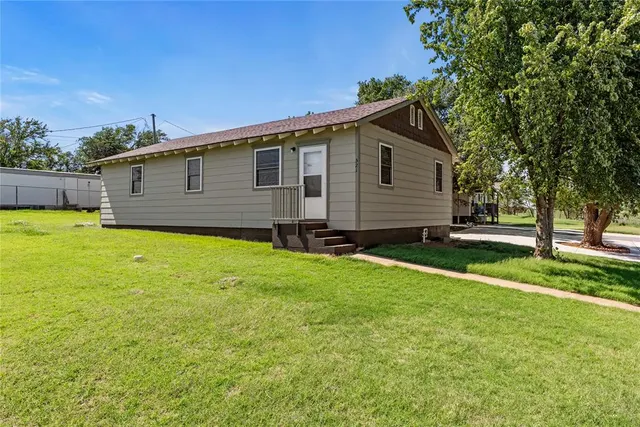 Photo 5 — 519 W Davis Avenue, Weatherford, OK 73096