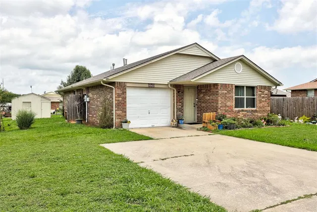 Photo 3 — 308 Traditional Way Court, Shawnee, OK 74804