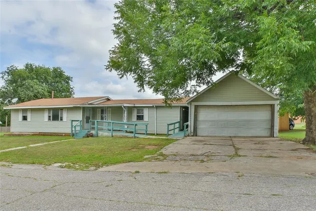 Photo 2 — 418 W Penn Street, El Reno, OK 73036