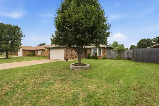 Photo 4 — 221 W Strasburg Way, Mustang, OK 73064