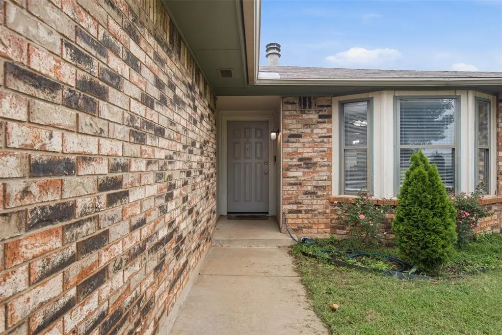 Photo 5 — 221 W Strasburg Way, Mustang, OK 73064