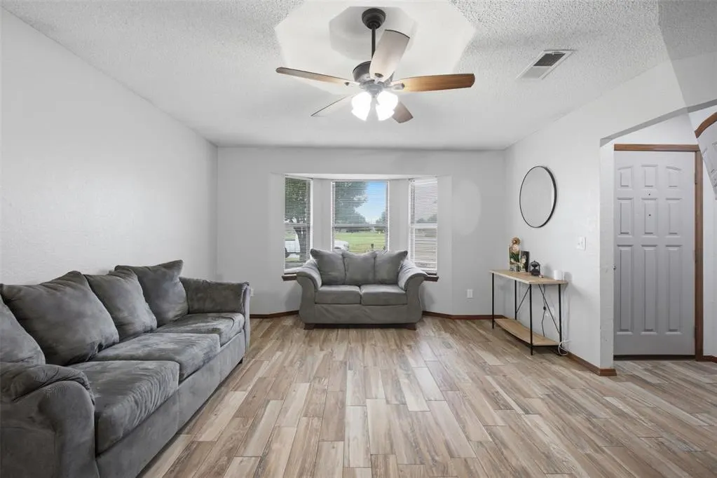 Photo 8 — 221 W Strasburg Way, Mustang, OK 73064