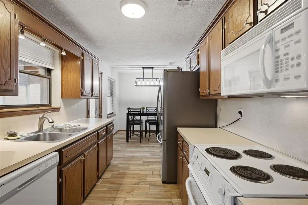 Photo 16 — 221 W Strasburg Way, Mustang, OK 73064