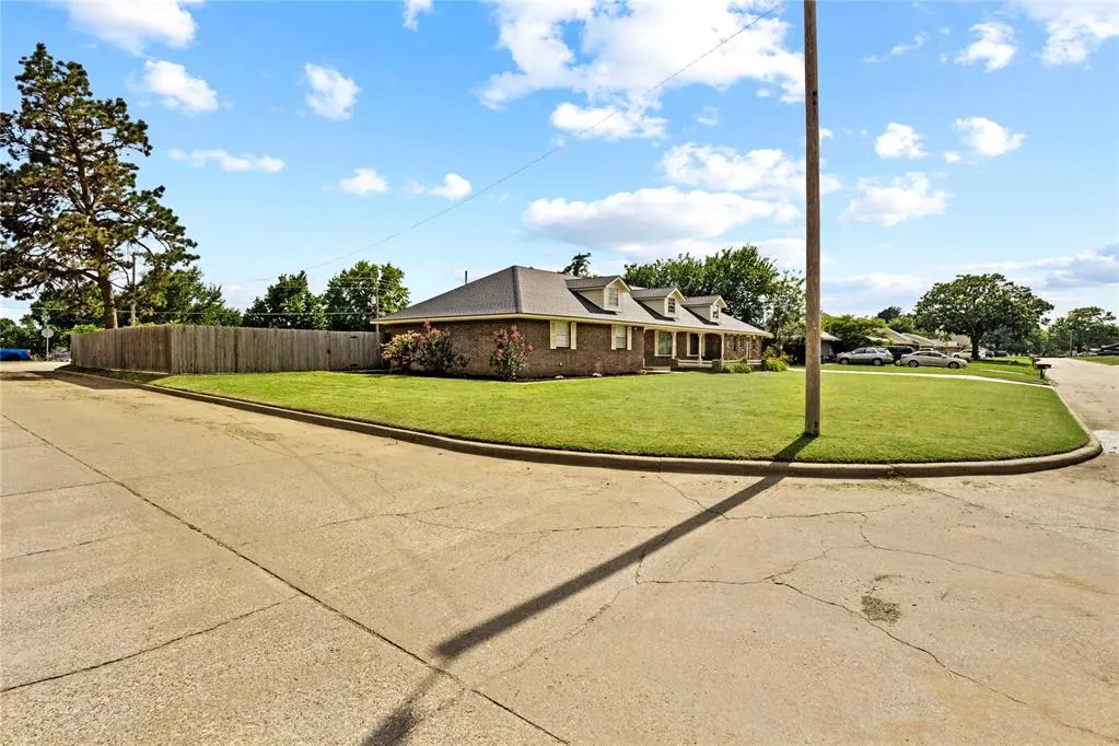 Photo 3 — 1450 Pine Street, Weatherford, OK 73096