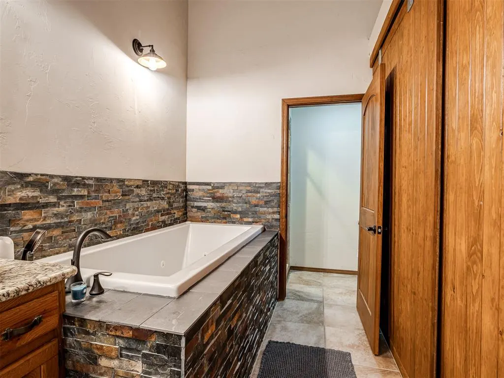 Photo 32 — 2701 60th NW Avenue, Norman, OK 73072