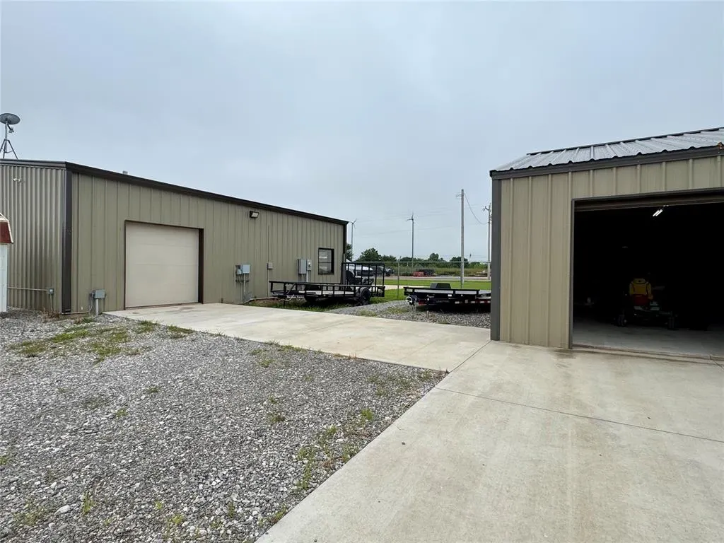 Front exterior — 404 W Pikes Peak Road, Chickasha, OK 73018