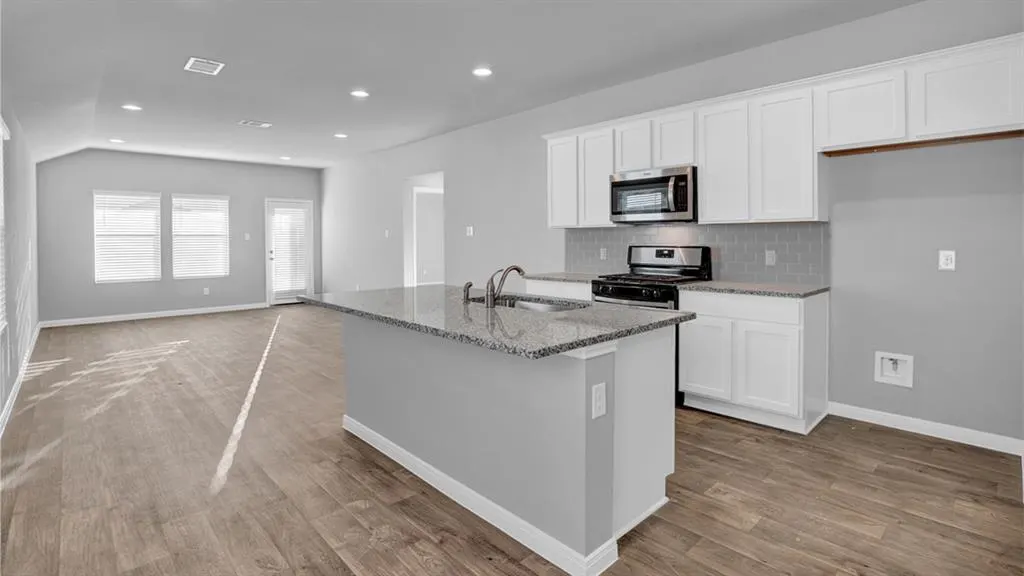 Photo 5 — 10513 Red Thistle Drive, Oklahoma City, OK 73131