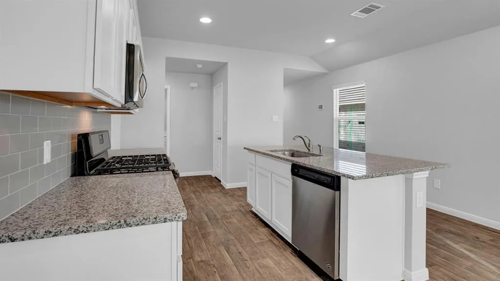 Photo 8 — 10513 Red Thistle Drive, Oklahoma City, OK 73131