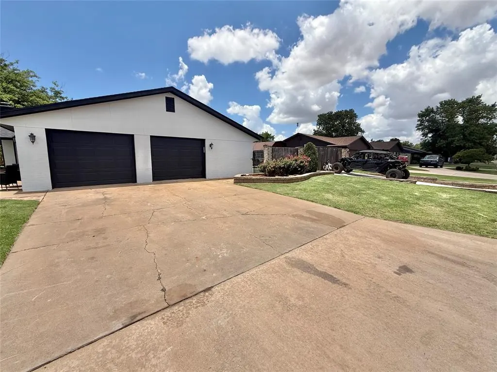 Photo 2 — 1209 S Trail Drive, Altus, OK 73521