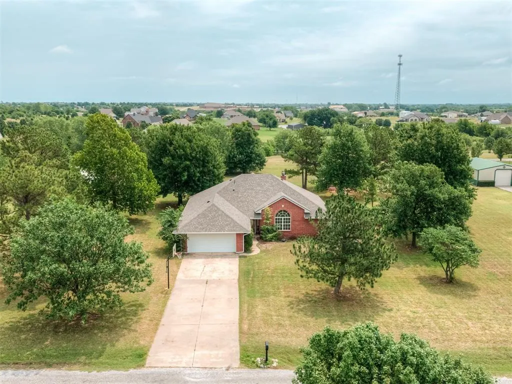Front exterior — 1085 Pioneer Road, Tuttle, OK 73089