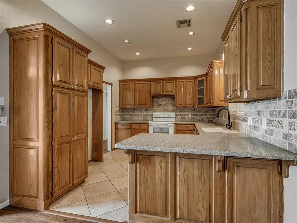 Photo 7 — 1085 Pioneer Road, Tuttle, OK 73089