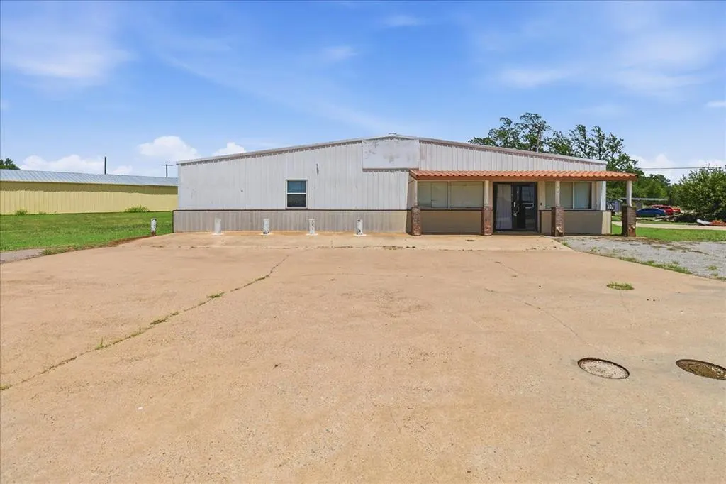 Front exterior — 221 S 44 Highway, Burns Flat, OK 73647