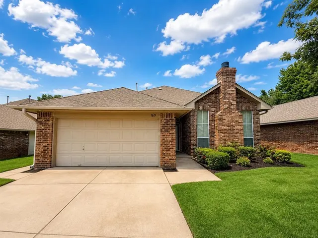 Photo 2 — 169 Stonebrook Lane, Edmond, OK 73003