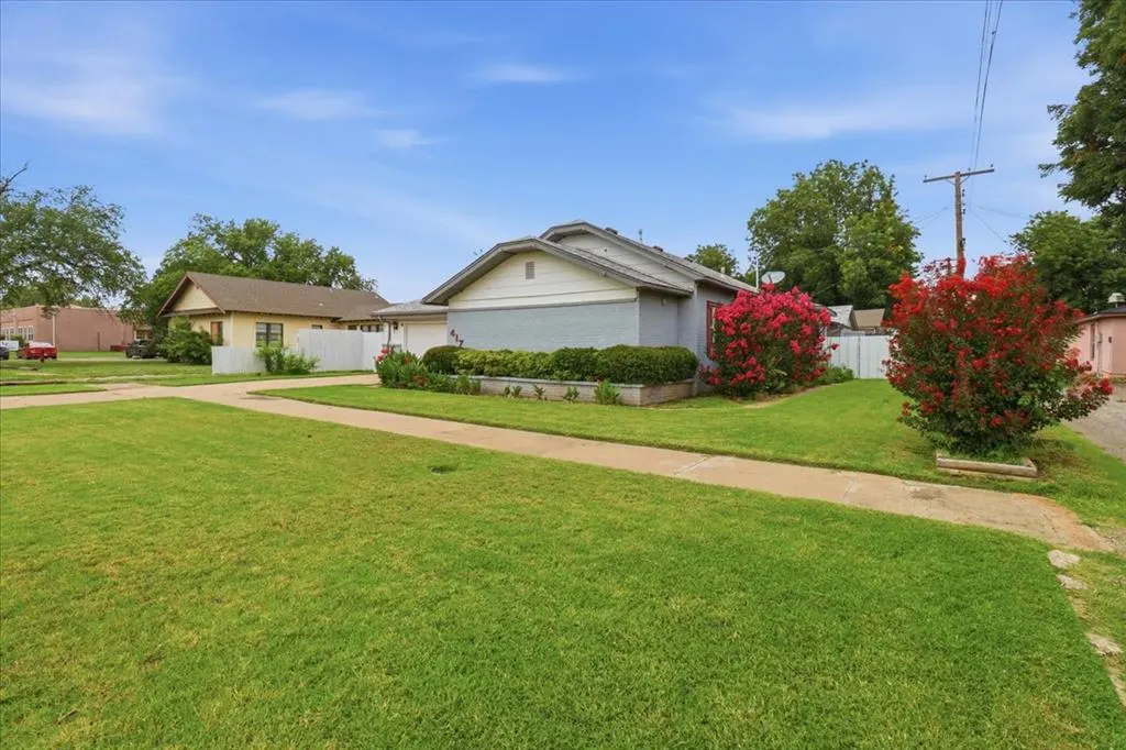 Photo 2 — 417 W Birch, Hobart, OK 73651