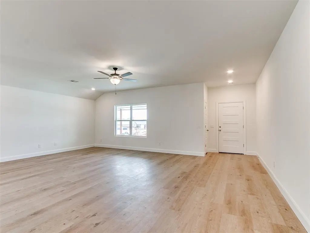 Photo 5 — 925 Hazy Brook Circle, Chickasha, OK 73018