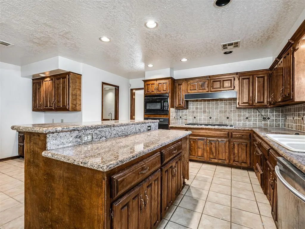 Photo 8 — 3328 Willow Brook Road, Oklahoma City, OK 73120